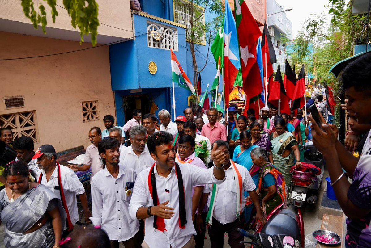 Karthikmohandmk's tweet photo. வில்லிவாக்கம் சட்டமன்றத் தொகுதி கிழக்குப் பகுதியில் உள்ள 98-வது வட்டத்துக்கு உட்பட்ட பல்வேறு பகுதிகளில் இன்று (16.04.2026) மக்களை நேரடியாகச் சந்தித்து, உதயசூரியன் சின்னத்திற்கு வாக்கு சேகரித்தேன்.

மக்களின் அன்பும் ஆதரவும் எங்களுக்கு பெரும் உற்சாகத்தைத் தருகிறது.
மக்களின் மனங்களை வென்று, நிச்சயம் வெற்றி மகுடம் சூடுவோம்! 

#VellumVillivakkam #UdhayaSuriyan #StalinWave2026