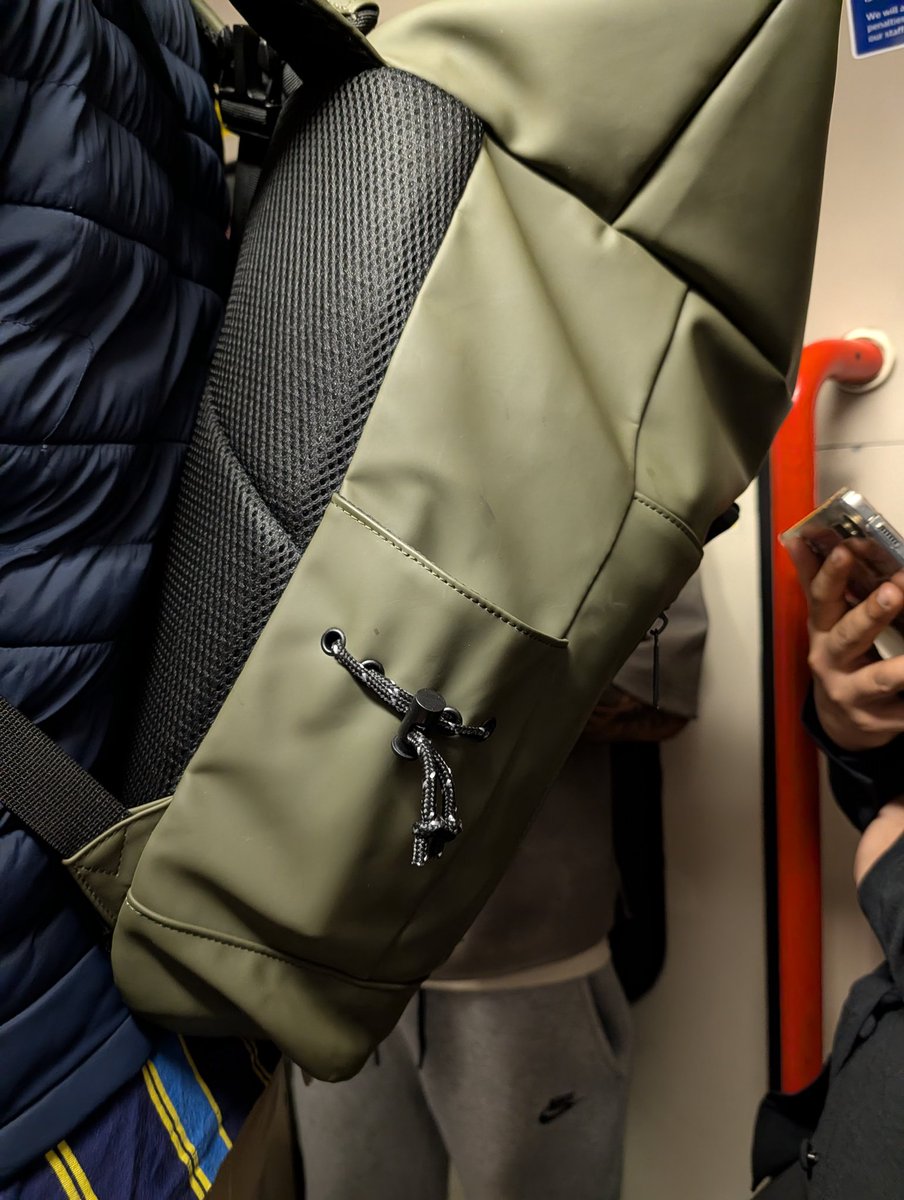 SeorSpitalfiel1's tweet image. People in the tube don't be a prick and take off your rucksack please no one wants to have it in their face ffs #london #tfl