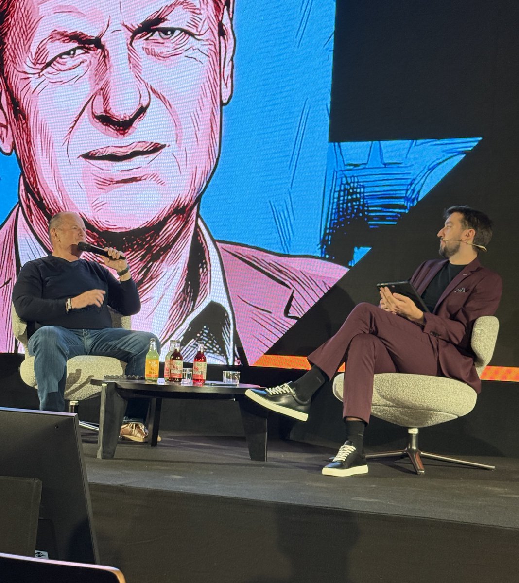jcimpel's tweet photo. “Nesmíte milovat svůj cíl, ale CESTU K NĚMU. A makat!”

Tuto větu pronesl na Forbes Money Masterminds můj oblíbenec Václav Novák. 

Makat. Něco vybudovat. A pak si užívat. 

Má pravdu. Pokud vám jde jen o cíl, po jeho dosažení přijde prázdnota. 

Dodal bych jen jednu věc z vlastní praxe.

Klienti, kteří přechod do rentiérství zvládnou nejlíp, s užíváním života začali ještě před exitem. Někdy o 10 let, někdy o 2 roky. Koníčky, čas s rodinou, chvíle jen pro sebe. Nedokonale, nepravidelně. Ale začali.

Protože umění užívat si život není přepínač, který zmáčknete v den, kdy suma dorazí na účet.

Je to dovednost. A jako každou dovednost ji musíte trénovat.

Hodně lidí mi říká, že s tím začali pozdě. Ale začali. A to je to podstatné. Nikdy není příliš brzy. A taky nikdy není příliš pozdě. ✌️

Na to konto ještě jedna věta pana Nováka, která mi utkvěla: “Moudrost je vlastnost, co většinou dorazí s věkem, bohužel ale věk většinou dorazí sám!”