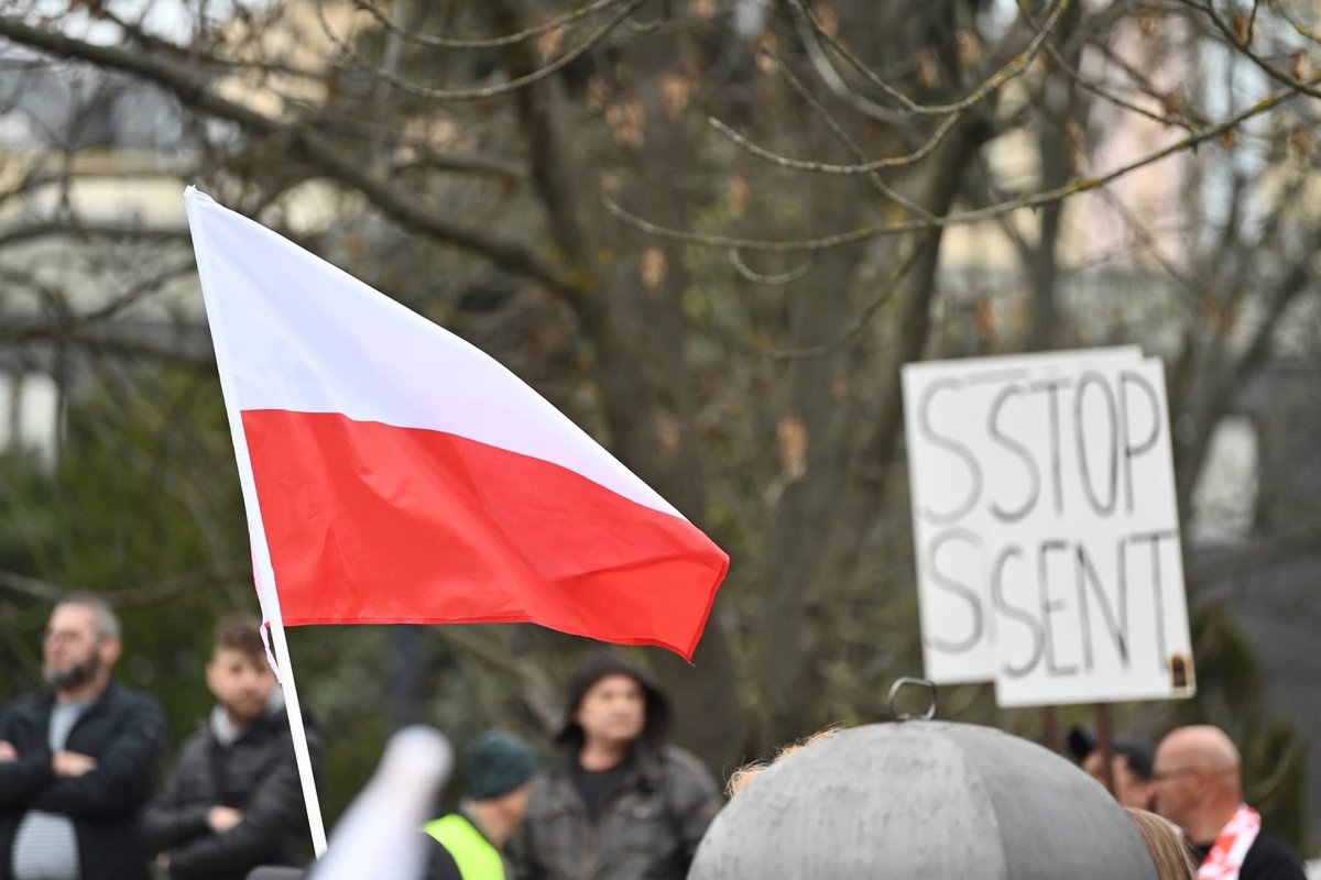 DorArciszewska's tweet image. Kolejny cios w małych przedsiębiorców.

Od kwietnia 2026 nawet drobny handel odzieżą czy obuwiem wpada w system #SENT – który po #KSeF staje się kolejnym ciężarem biurokratycznym dla uczciwie pracujących.

Państwo zamiast pomagać – dobija najmniejszych.

@pisorgpl