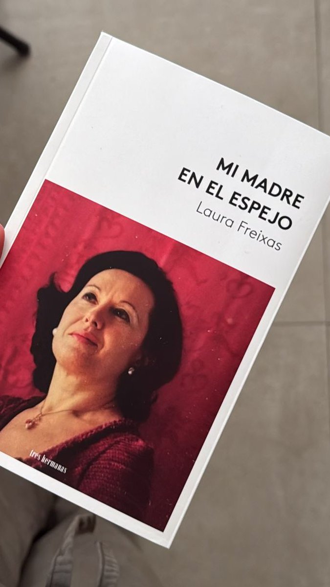 CyM_tw's tweet image. #Novedad| Nuevo libro de nuestra socia de #CyM, Laura Freixas (@LauraFreixas)
  "Mi madre en el espejo" 
Un relato en primera persona sobre la (intensa y complicada...) relación con su madre. 
Ed. Tres Hermanas

¡Ya en librerías!

Enhorabuena, Laura 👏👏