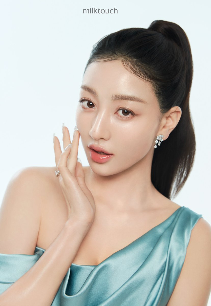 milktouch_kor's tweet image. 맑고 투명한 유리광처럼 빛나는
지효의 피부결에 폴.인.럽..(੭˶´◕ω⁠◕`˶)੭

바르는 순간 피부에 촉촉한 수분감을 더해
예쁜 피부결을 완성해주는 밀크터치의 
#NEW 듀이 글래스 스킨 파운데이션을 곧 만나보세요✨

𝗡𝗘𝗪 𝗗𝗲𝘄𝘆 𝗚𝗹𝗮𝘀𝘀 𝗦𝗸𝗶𝗻 𝗙𝗼𝘂𝗻𝗱𝗮𝘁𝗶𝗼𝗻