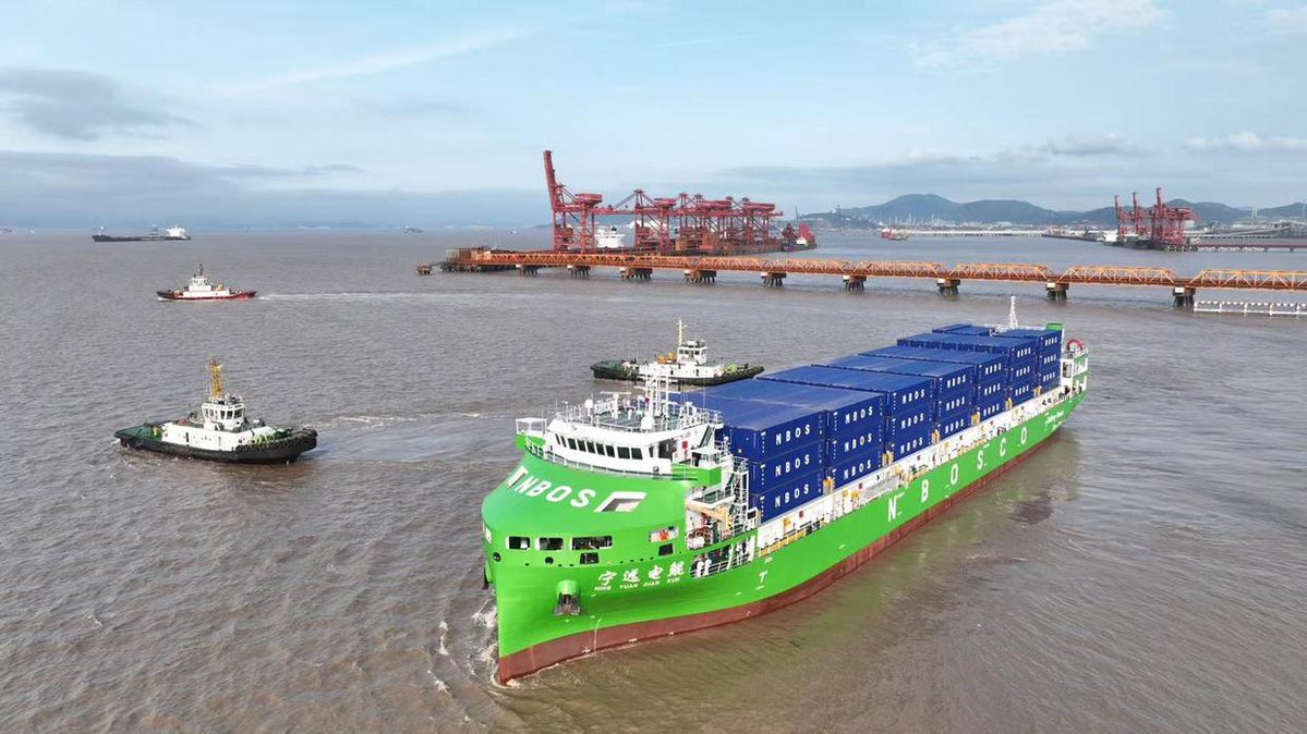 wheels_china's tweet image. China's first 10,000-tonne-class pure #electric #intelligent #container ship, also the world's largest of its kind, launched commercial operations on Wednesday.
#全球最大国内首艘万吨级纯电动智能集装箱海船“宁远电鲲”轮从宁波舟山完成首航。
#中国造船 #ChinaShipping