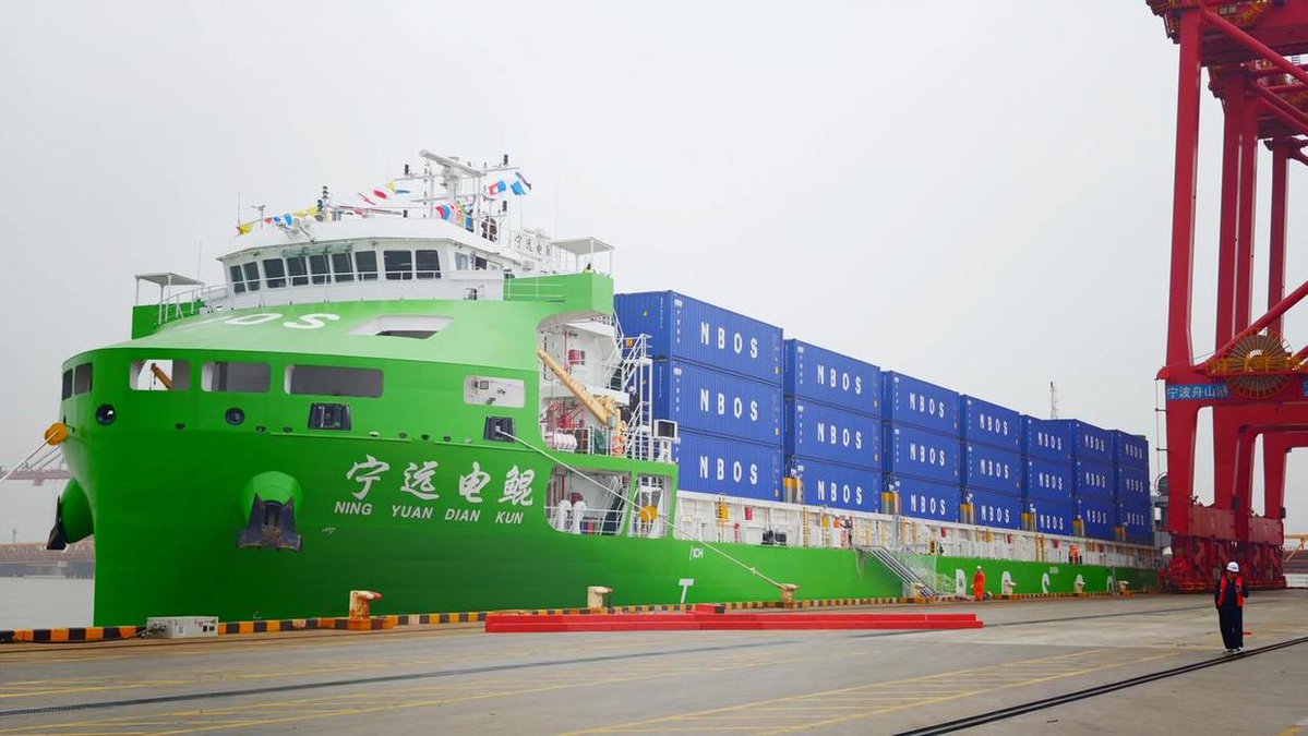wheels_china's tweet image. China's first 10,000-tonne-class pure #electric #intelligent #container ship, also the world's largest of its kind, launched commercial operations on Wednesday.
#全球最大国内首艘万吨级纯电动智能集装箱海船“宁远电鲲”轮从宁波舟山完成首航。
#中国造船 #ChinaShipping
