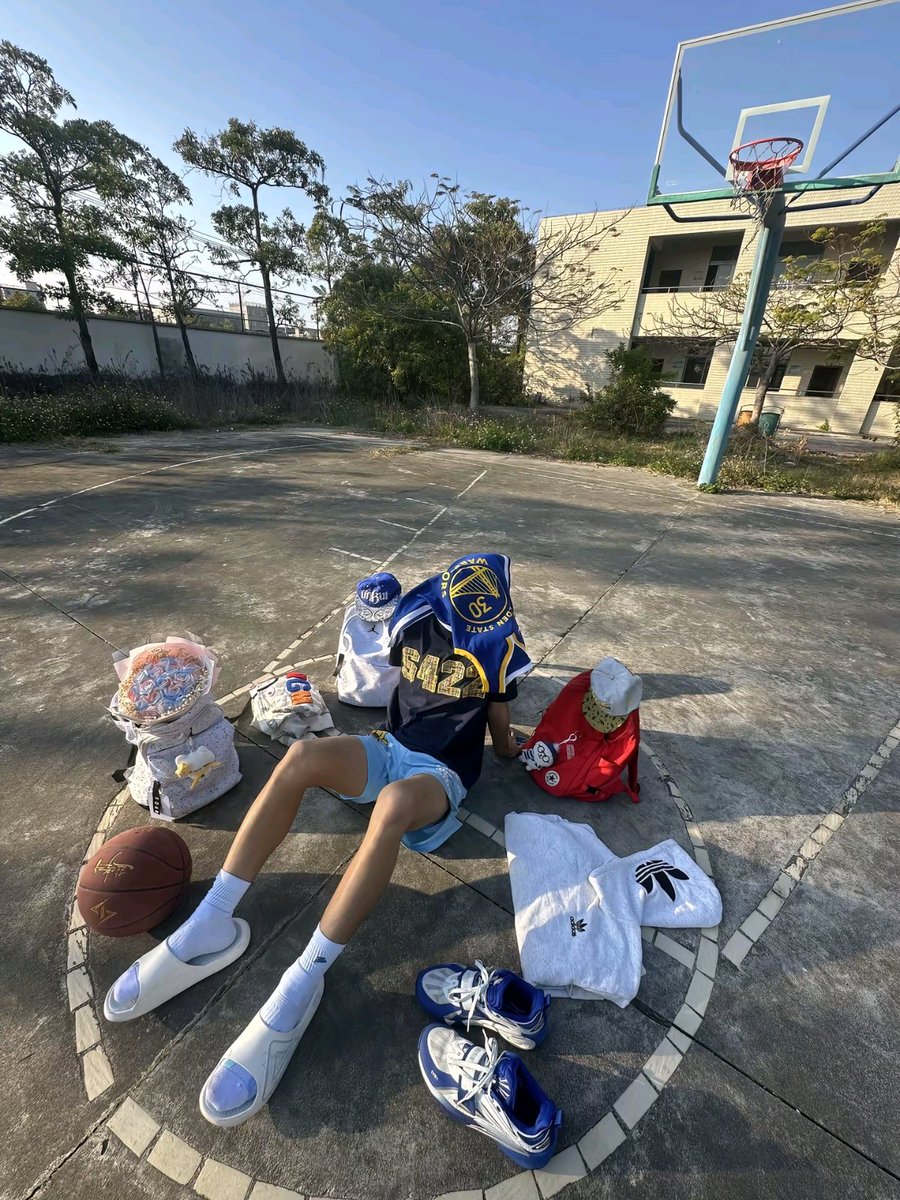 Justinking555's tweet photo. 天气很好的话 我想牵你的手 https://t.co/X9k2RD5vtW