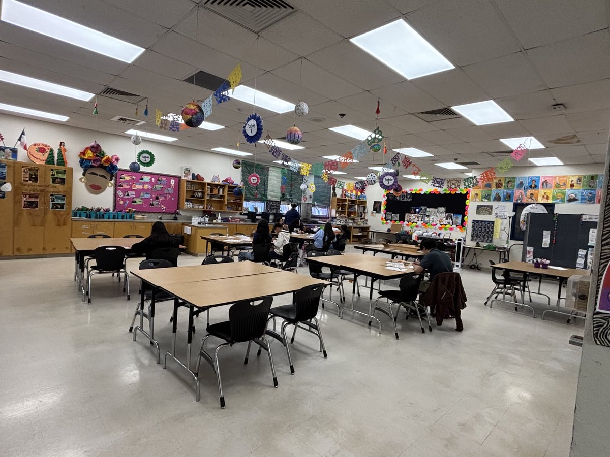 Guillen_Middle's tweet image. Amazing things happening in this art studio using recycled items! #BreakTheCycle #AccountabilityEqualsLove