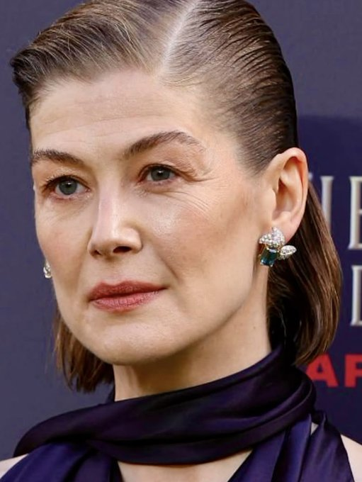 Rosamund Pike ในวัย 47 ที่พูดตรงไปตรงมาว่า "เกลียดและขยะแขยง" การศัลยกรรมพลาสติกทุกรูปแบบ รวมถึงการฉีดโบท็อกซ์ เคยออกมาวิจารณ์ค่ายหนังแอบใช้ Photoshop ปรับแต่งรูปร่างของเธอในโปสเตอร์ บอกผู้หญิงควรงามตามวัย ริ้วรอยต่างๆ บนใบหน้าเกิดขึ้นตามธรรมชาติ