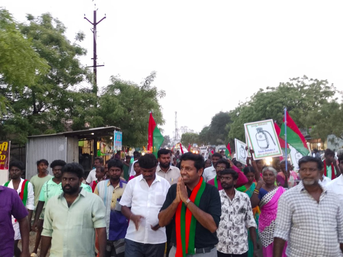 s_dhavasi's tweet photo. திருநெல்வேலி தொகுதி மானூர் பஜாரில் வெற்றி வேட்பாளர் டாக்டர் ஷியாம் கிருஷ்ணசாமி அவர்களுக்கு வெற்றியின் சின்னம் கேஸ் சிலிண்டர் சின்னத்திற்கு வாக்கு கேட்டு பிரச்சாரம்;
@DrKrishnasamy @DrShyamKK https://t.co/WrZo2dg2tF