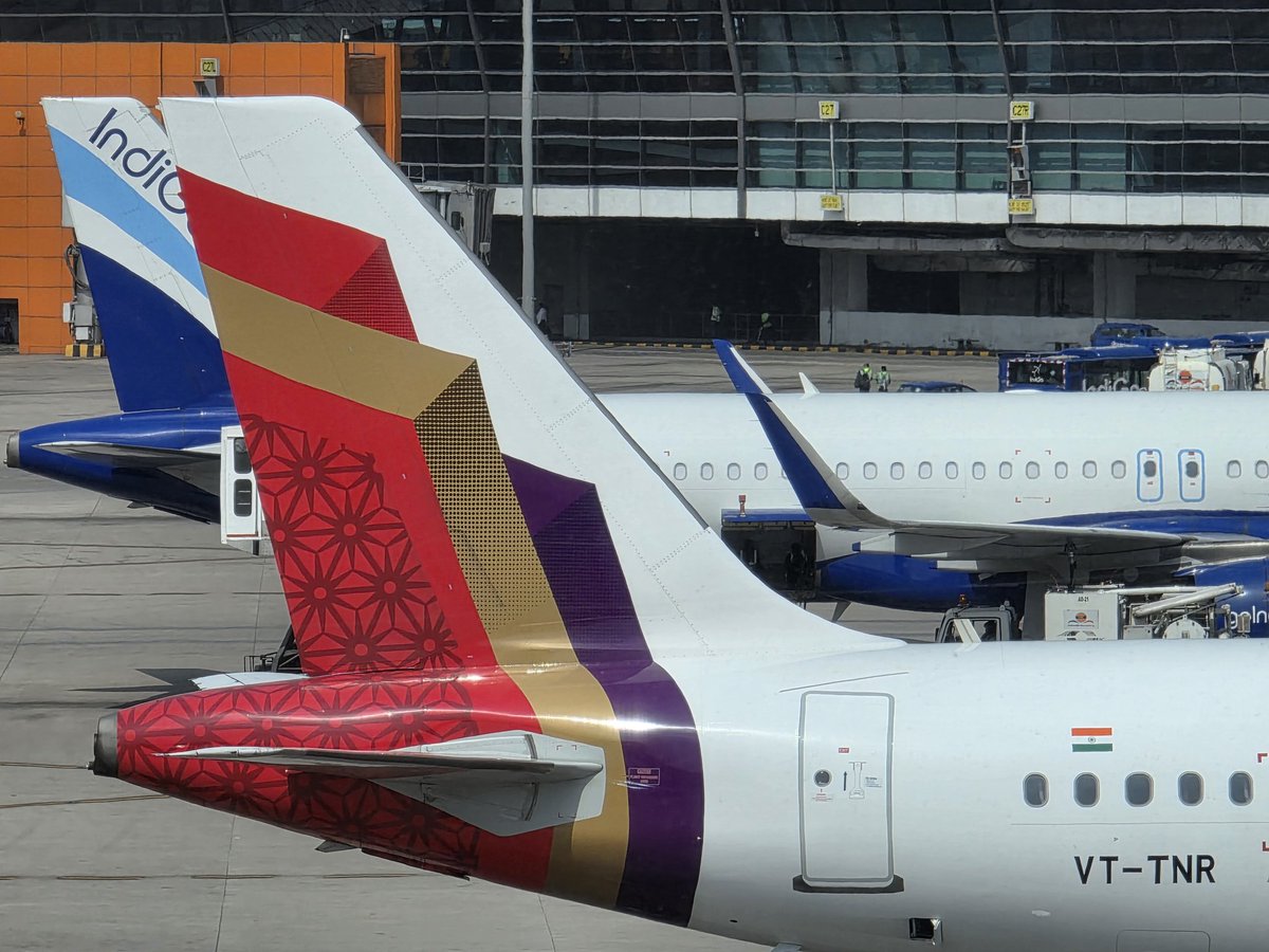 Vinamralongani's tweet image. Looks like @airindia's new Jaal tail is already making its way beyond the fleet.
Spotted the pattern in our Singapore office lobby.
Guess good liveries don’t stay airside for long. Also, some habits (read: spotting) don’t switch off.
#AvGeek