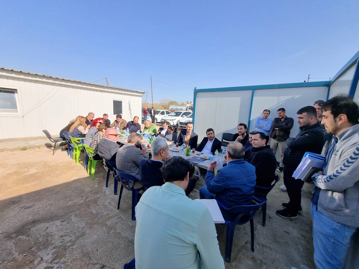 ipacevre's tweet photo. Şanlıurfa’da AB destekli “Belediye Altyapı Sektöründe Deprem Sonrası İyileştirmeye Destek Teknik Yardım Mekanizması” kapsamında yürütülen Su ve Atıksu Projesi için 14–15 Nisan 2026 tarihlerinde ŞUSKİ Genel Müdürlüğü ile Bozova ve Halfeti ilçelerinde izleme ve saha ziyaretleri gerçekleştirildi.

Ziyaretler; Proje Hazırlama ve İzleme Daire Başkanı Sayın Mehmet Yunus İNAN, İzleme ve Değerlendirme Şube Müdürü Sayın Selda GÜNGÖR, Sözleşme Uzmanı Muharrem Erdem TONGUÇ, izleme uzmanları, İLBANK Bölge Müdürlüğü temsilcileri ile müşavir ve yüklenici firma yetkililerinin katılımıyla yapıldı.

Program kapsamında proje ilerlemesi, sahadaki mevcut durum, karşılaşılan teknik ve idari konular ile çözüm önerileri yerinde değerlendirildi. Deprem sonrası altyapının güçlendirilmesine katkı sağlayan proje, Şanlıurfa için kritik önem taşımaktadır.

@csbgovtr 
@suskigm 
@Gocidaresi 
@ABBaskanligi 
@EUDelegationTur