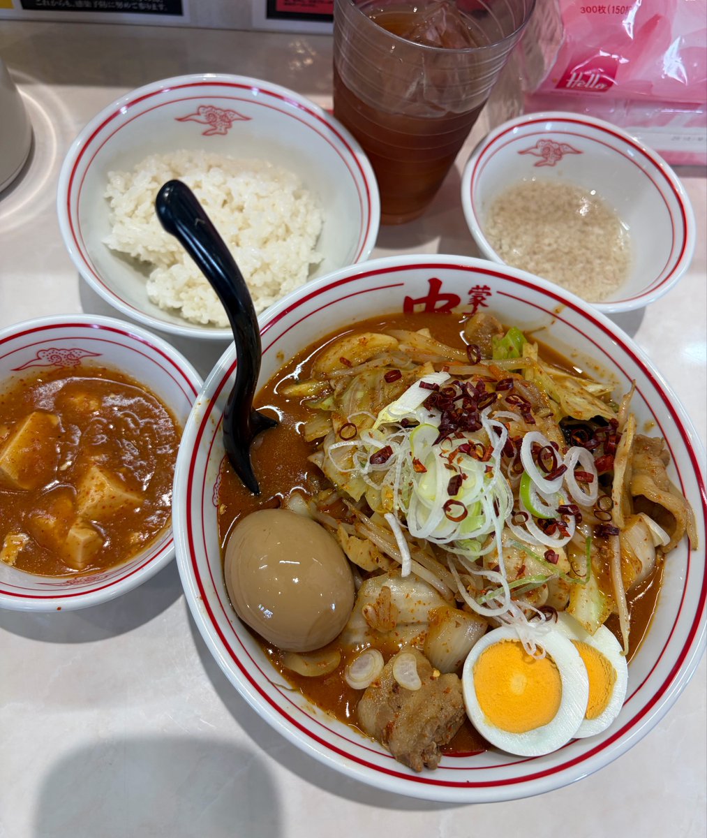 Yuta110Tokyo's tweet photo. 蒙古タンメン中本宇都宮店
限定極五目味噌/低糖質麺変更/セット定食/味玉醤油/背脂/蒙古丼弁当/クーポン烏龍茶AZMS
宇都宮〜大田原出張で遅めのお昼を中本さんで頂きました（店長不在）…
限定極五目味噌は苦手なキャベツの芯が塊で満載😓おまけに夜食用の蒙古丼弁当ライス入ってなかった金返せ‼︎😡 https://t.co/veZalDhJUe