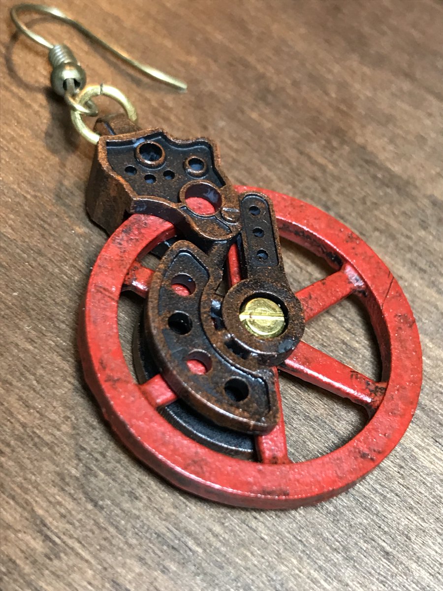 レトロな感じの歯車と車輪のピアスを追加しました。
片耳ずつの販売となります。
denkiep.base.shop

＃スチームパンクアクセサリー