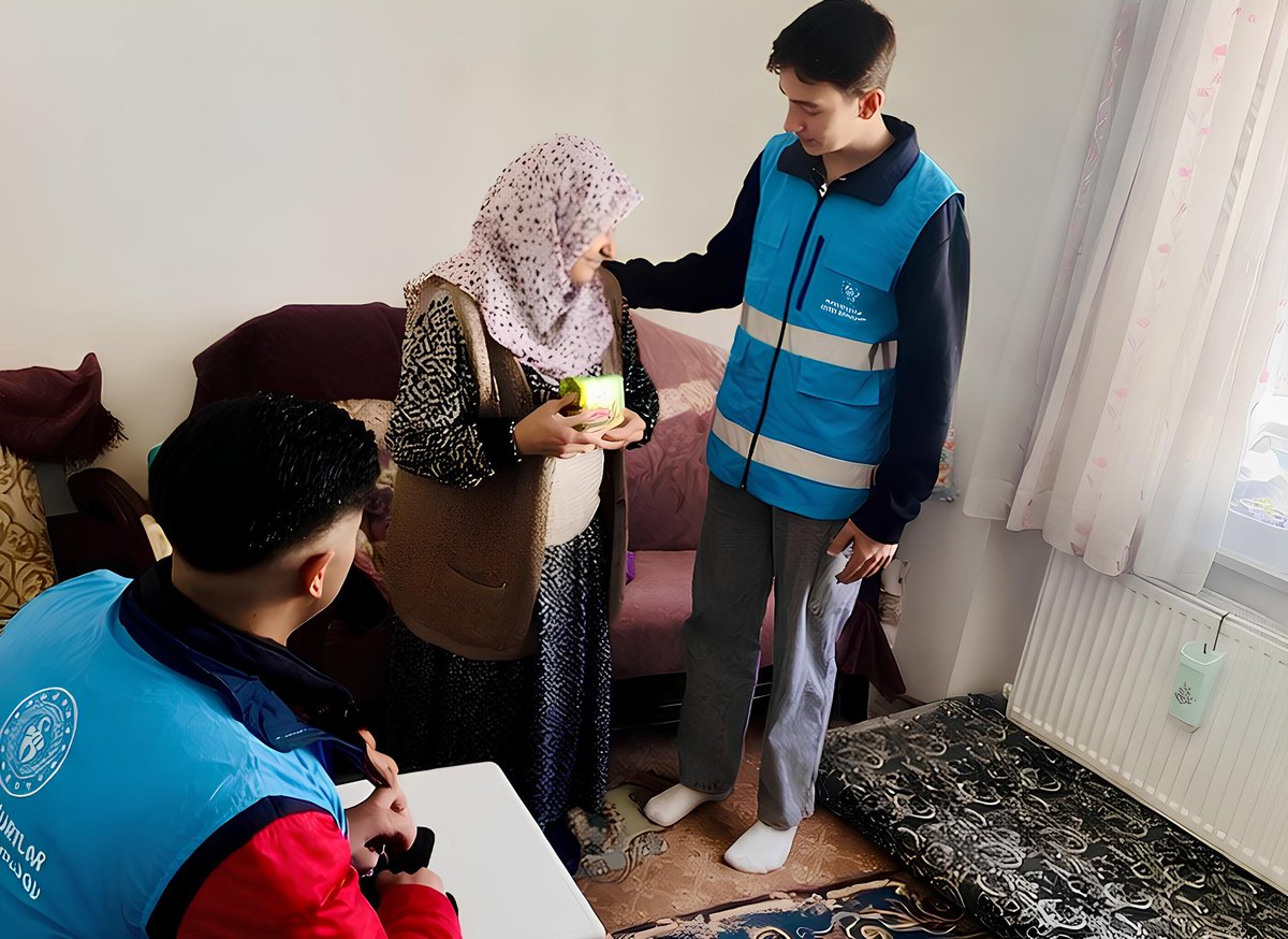 canguner_44's tweet photo. 🪽Karaman Piri Reis Yurdu gönüllü öğrencilerimizin katkılarıyla, YADE Projesi kapsamında depremzede teyzemizin ihtiyaçları karşılanarak kendisine ulaştırıldı 🤝Ziyarette bir araya gelinerek yapılan sohbetlerde teyzemiz, hayat tecrübelerini öğrencilerimizle paylaştı ✨#YADE #kyk https://t.co/MiPdw5RZTi