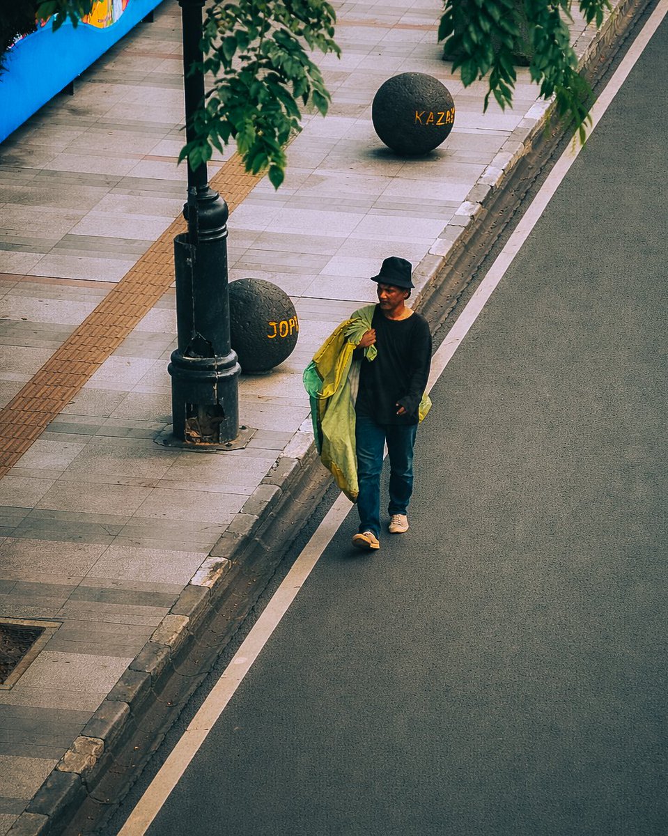 andika74's tweet photo. Nothing easy here.

#StreetPhotography
#UrbanFrames
#streetphotographersfnd
#canonindonesia
#BandungStreetPhotography https://t.co/aXTsHmfLbh