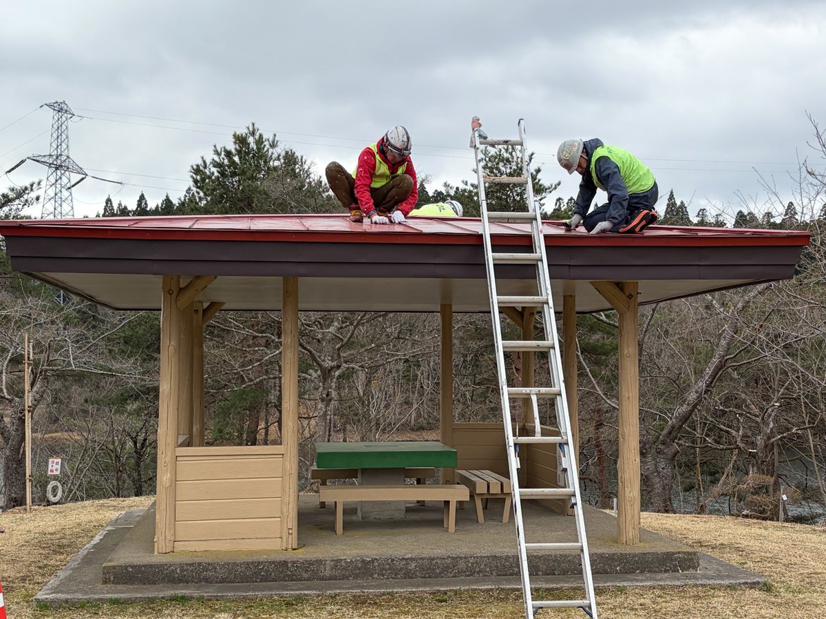 mutsu_toshi's tweet photo. 260416【早掛沼公園ボランティア塗装】
下北塗装組合によるボランティア塗装が行われました。
桜まつり開催前に、東屋や遊具などの施設を綺麗に塗装していただきました。
下北塗装組合の皆様、本当にありがとうございました！
#むつ市　#下北塗装組合
#早掛沼公園 https://t.co/L36JjAIThJ