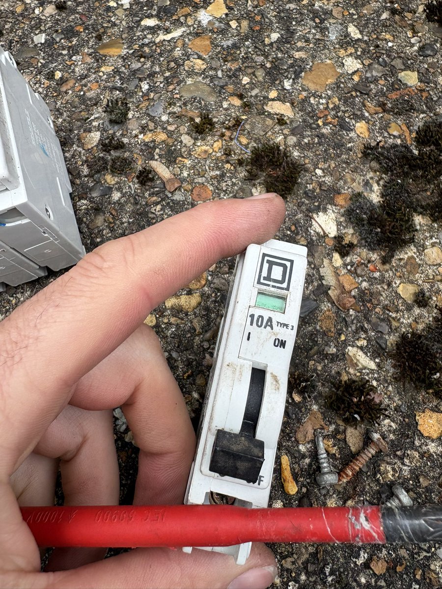 EastElectrical's tweet image. Some of today’s entertainment in the world of commercial electrical contracting. Fault finding 😂😂 we need some luck on this piece 😂😂#electrical #commercial #faults #dayonnsite #thursday #norfolk