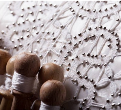 Departement_AIN's tweet image. 📌Samedi 25 avril au Domaine des Saveurs-Les Planons #Ain : "Le goût des rencontres" : transmission et tradition des savoir-faire du #textile🧵Rencontre avec la Maison de couture aindinoise Cotélac, conférences, initiations, expo "Dessous deCampagne"...➡️urlr.me/5KJdHx