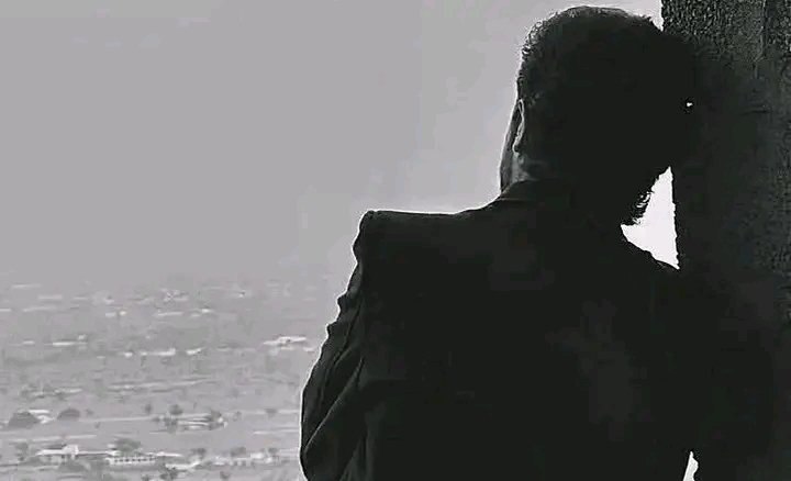 کیا عجب ہے کہ دو ملک جنگ کے دہانے پہ کھڑے ہیں اور اتنے میں بھی ایک شخص تمہارے خیالات میں گم تمہیں ہی یاد کر رہا ہے۔🙂🥀