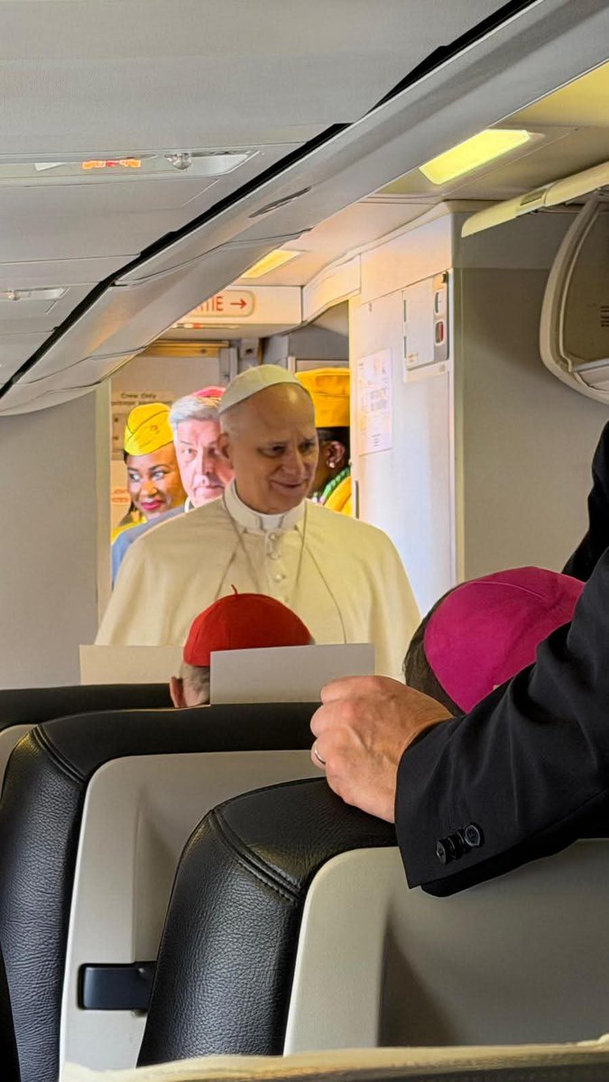 TheCameroonianZ's tweet image. Le pape Léon XIV, en route pour Bamenda, embarque à bord d’un avion de la Camair-Co. 

#PapeAuCameroun2026 #Cameroon