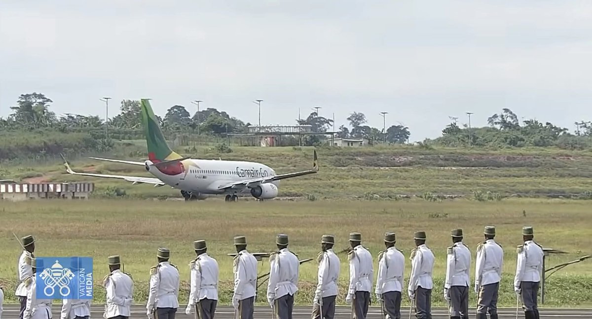 TheCameroonianZ's tweet image. Le pape Léon XIV, en route pour Bamenda, embarque à bord d’un avion de la Camair-Co. 

#PapeAuCameroun2026 #Cameroon