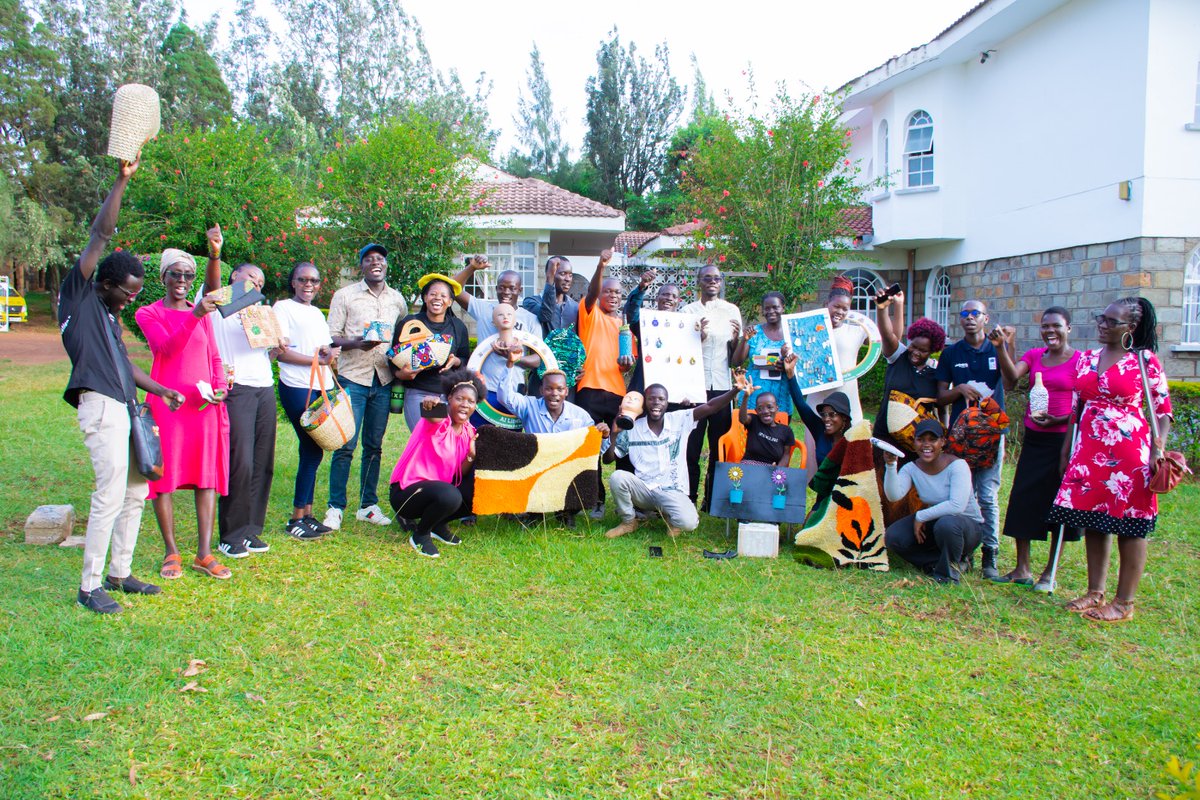 Dagiraz's tweet photo. Youth digital champions are acting as catalysts in their communities by training peers, guiding small businesses online. IDF strengthens this impact by transitioning them from basic digital literacy to pathways in employability and entrepreneurship. #DigitalAccessSiaya https://t.co/mi0apfeNfH