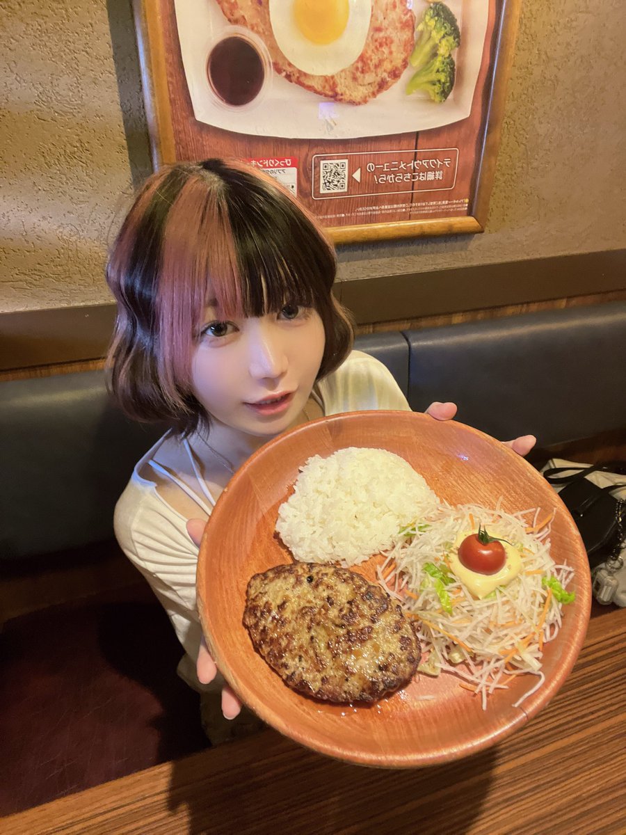 お昼はびくドンたべた！寝ないつもりだったのにお腹いっぱいになってしっかり3時間寝た(:зꇤ   )ﾆ夜は20:10からアキバステラキューブです！！！！！