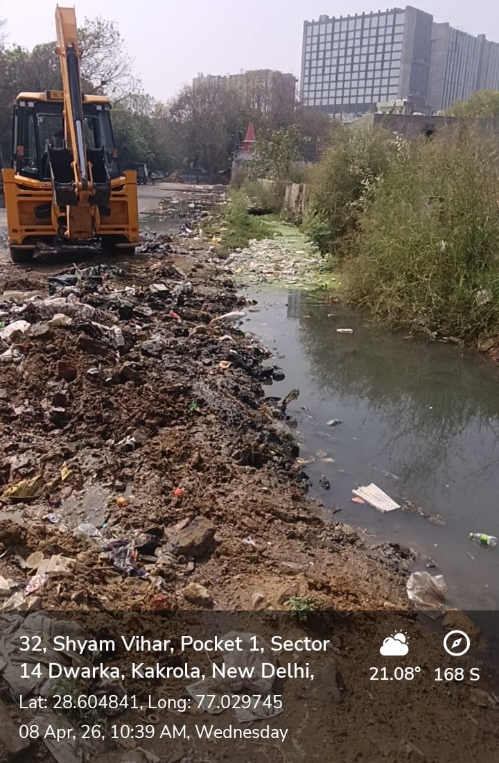 DC_NGZMCD's tweet photo. @Dekumarp @MCD_Delhi @LtGovDelhi @gupta_rekha @official_dda Thank you for being part of the cleanliness drive. The area has been cleaned, and the latest photos are shared for your reference.

Our teams are working round the clock to ensure a clean, green, and healthier city. @CAQM_Official , @CPCB_OFFICIAL , @LtGovDelhi , 
@MCD_Delhi. https://t.co/pbWAdRLBsH