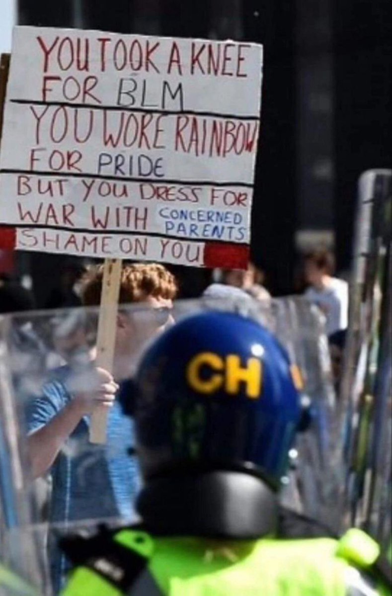 CulturedGrug90's tweet image. Anti-white police. #epsom #southport #clapham