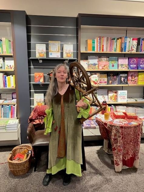 Märchennacht mit „Frau Wolle“ – Die Faszination des Erzählens neu entdecken dlvr.it/TS3tPd