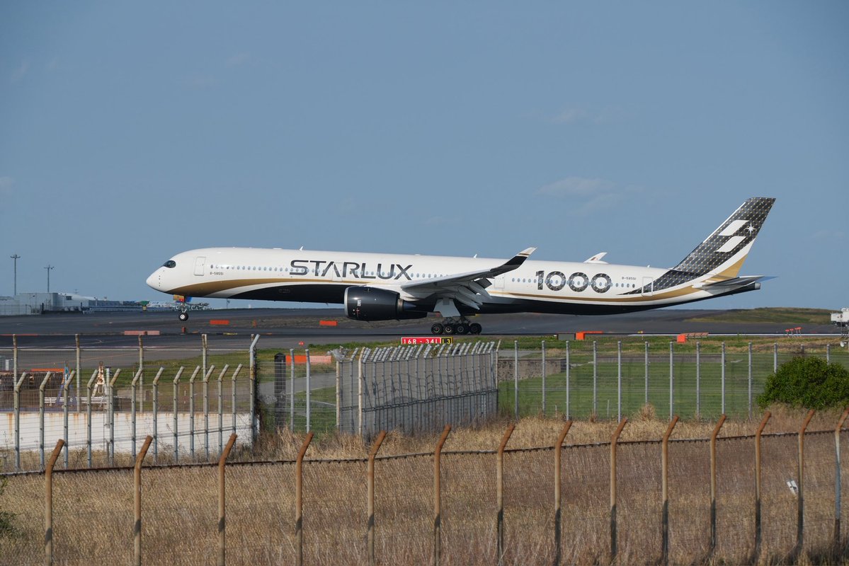 kk_official1's tweet image. 羽田に急遽空路変更したSTARLUX
A350ｰ1000 Carbonfiber livery
初めて見たけどめっちゃかっこいいな
 #STARLUX
 #A350