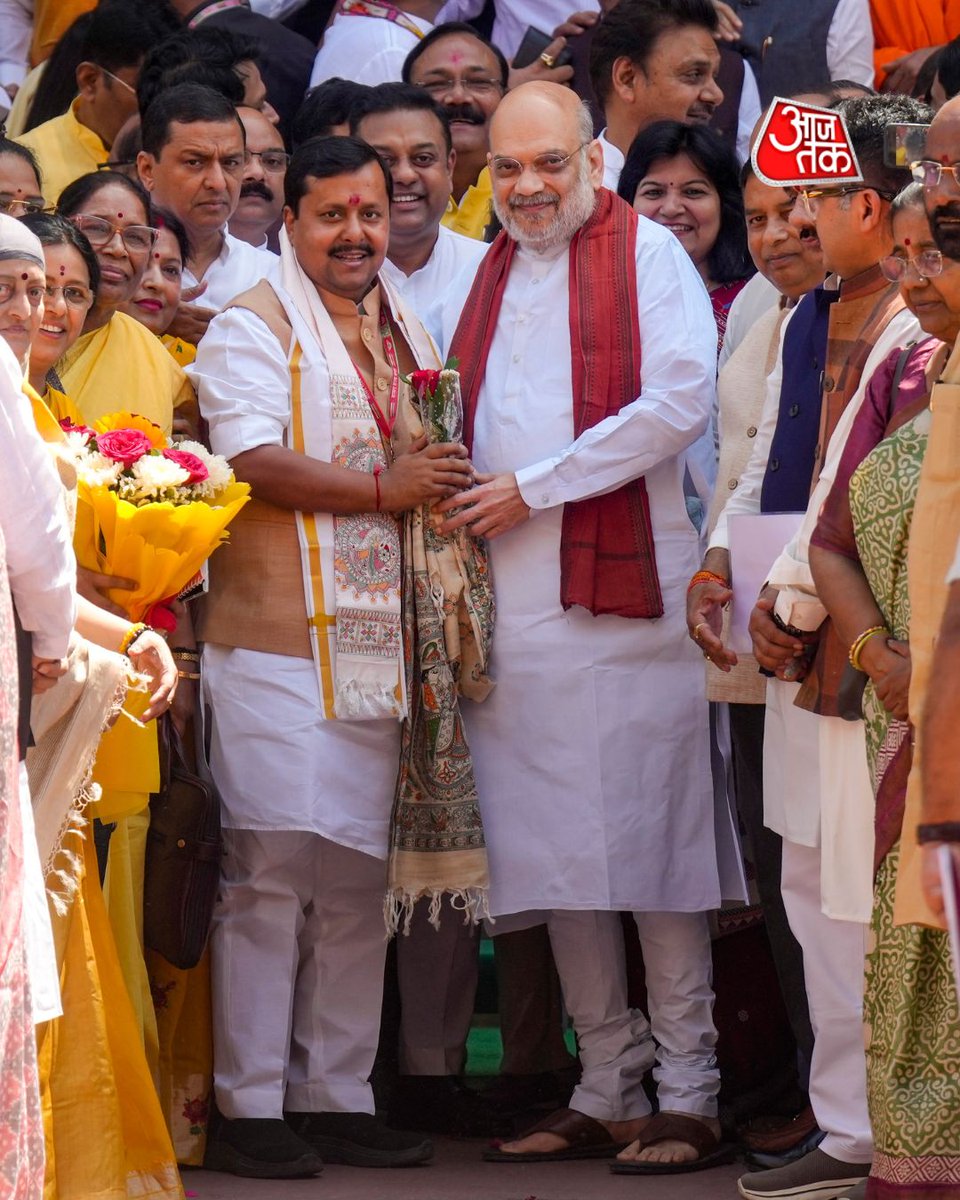 aajtak's tweet image. नई दिल्ली में संसद के विशेष सत्र के दौरान केंद्रीय गृह मंत्री अमित शाह, भाजपा सांसद नितिन नबीन और अन्य नेताओं के साथ चर्चा करते नजर आए।

#AmitShah #NitinNabin #ParliamentSession #SpecialSession #NewDelhi #ATPhotoBlog #AajTakSocial