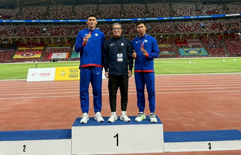 RadioTaiwan_Eng's tweet image. #Taiwan’s Chen Wen-pu #sprints to #gold in men’s #100m at #Singapore Open with a meet record-breaking 10.26s; eyes 10.20s #AsianGames standard.  

Read more: rti.org.tw/en/news?uid=3&amp;amp;…
