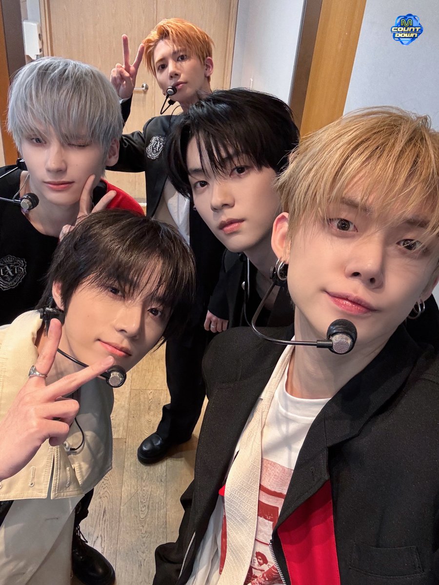 뭔 유행이 이렇게 많나요. 엠카는 투모로우바이투게더면 돼요💓

하루에 하루만 더.. 하루에 하루만 더... 더.. 더.. 평생 함께 하고 싶다 𖤐

#MCOUNTDOWN #엠카운트다운
#투모로우바이투게더 #TOMORROW_X_TOGETHER #TXT #하루에_하루만_더