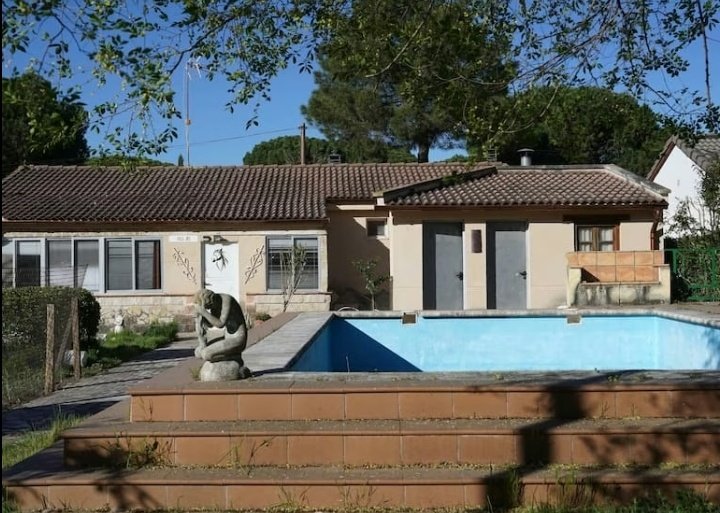 missdelriesgo's tweet image. Es curioso que una gente que se hace su casa desde cero, que tiene el detalle de poner baños exteriores para la piscina, que esta se construye a escasos metros de la vivienda, luego hagan una "bodega" a la que se accede debajo de una cama de una habitación #EstherLopez