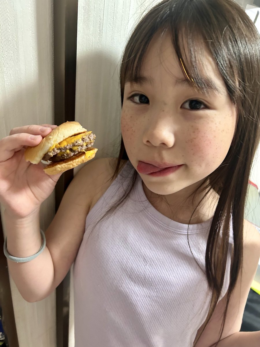 nanatan_1228's tweet photo. 今日は学校で絵の具ぱらぱらーてやった！
これはいつかのダブルチーズバーガー😋 https://t.co/3OnDBWor0I