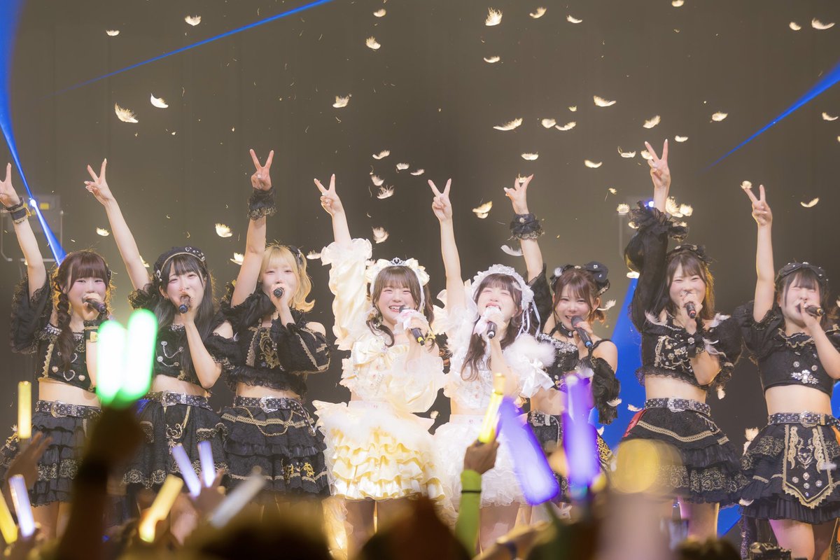 watagumo_830's tweet photo. 改めまして、2026年4月14日に
PinkySpiceを卒業しました！🌸🫧

約5年間の思いや伝えたい感謝の気持ちを込めた90分間のパフォーマンス、受け取っていただけましたか？💭♡

｢卒業公演で笑い泣きしたの初めてだよ~~｣って言ってもらえて、あやえりらしさ全開で終われたんやぁと大満足しておりますあたくし🧏🏻‍♀️🤍

.・。.・゜❀・.・❀・゜・。.

思い返せば楽しいことばかりではなく、うまくいかないことや、悔しい思いをすることもたくさんありました。心無い言葉をかけられたり、もう行きたくないって思う日もありました。

それでもステージに立ち続けてこられたのは、ここにいる皆様の存在があったからです！

歌割りが少なくて、ごめんねって心苦しくなることもありました。でも、ほんの少しでも自分の歌うパートが増えた時に、自分のことみたいに一緒に喜んでくれるみんなの存在がほんとに嬉しくて、何度も救われていました。

そんなみんながいたから、どんな立ち位置でもちゃんと前を向いて立ち続けることができました。

多分みなさん、「えりちゃん社会に出て大丈夫かなぁ？」と思っていると思います。
安心してください、私も同じことを思っています。

これから先の未来がどうなるかは分かりませんが、ここで出会えた皆様のことを思い出しながら、自分らしく強く生きていきます。

そして皆様におかれましても、どうか健やかに幸せにお過ごしください。

PinkySpiceはこれからも続いていきます。
いつか「あの時代も良かったな」と思っていただけるような時間を、本日皆様にお届けできていたなら、これ以上の幸せはありません。

最後に、お母さん、お父さん、えりちゃんはこんなにもたくさんの人に愛されてます！

5年間楽しかったーー！！！！

.・。.・゜❀・.・❀・゜・。.

以上！PinkySpiceの綿雲えりでした☁
