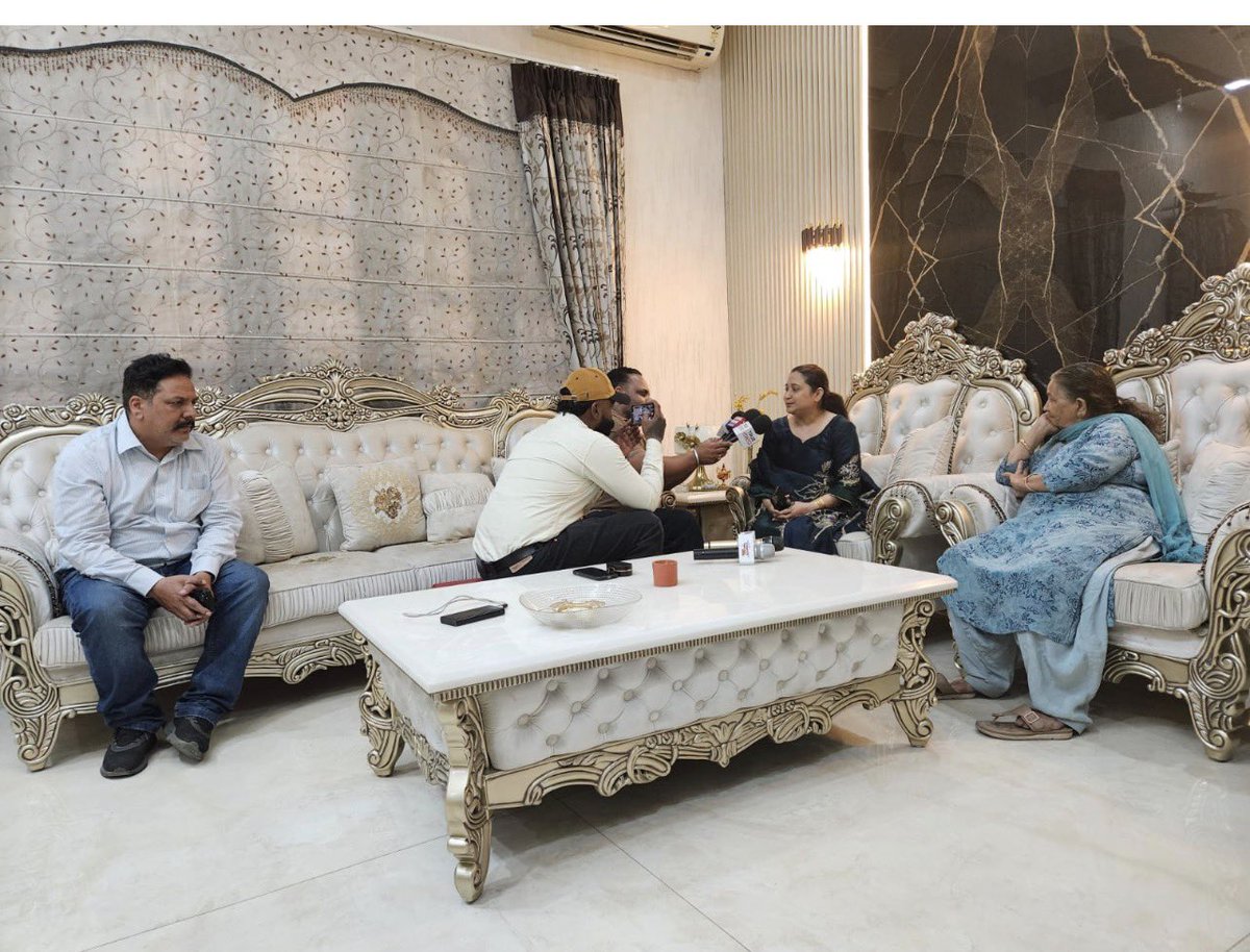 RenukaRiya276's tweet image. Congratulation krish beta !!!!!! 
Abhi toh party shuru hui hai !
#MI #krishbhagat