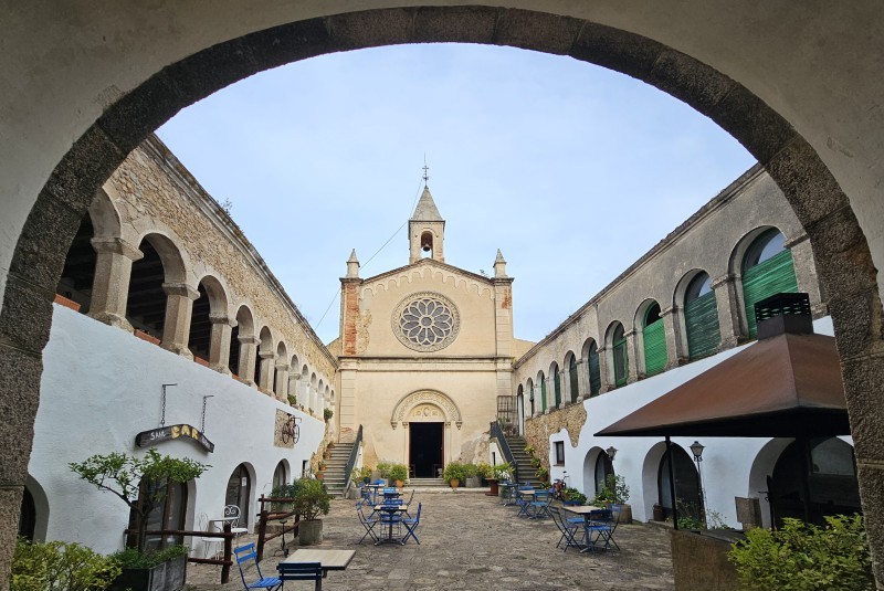 armengol1714's tweet photo. Ermita de Sant Grau d'Ardenya
(Tossa de Mar - La Selva) #Tossa
Ermita situada a la serra d'Ardenya. Està dedicada a Sant Grau d’Aurillac, les relíquies del qual, segons la tradició, hi van ser traslladades per la reina Maria de Montpeller, mare de Jaume I, cap a l'any 1200, atenent a la llegenda que diu que el sant va sojornar-hi quan tornava cap a França. El 1462, el santuari va ser restaurat quan es va construir el mas annex, abandonat durant la guerra del Francès.
El 1882, quan el conjunt era propietat de Grau Rodés Moré, l'ermita va ser reconstruïda en estil neoromànic. La portada va ser projectada per Joan Guàrdia. A l'interior es conserva una pila baptismal de 1666.
L'any 2009 va ser adquirida per l'ajuntament de Tossa. S'hi celebra un aplec cada 13 d'octubre.
@mo_ro_es @ASerratCliment @Marllum3 @nadeu_pujol @MarcelinaPepeta @LluisMolin89719 @EvamolloNov @cuarda29 @lotemplat @Dpujado77