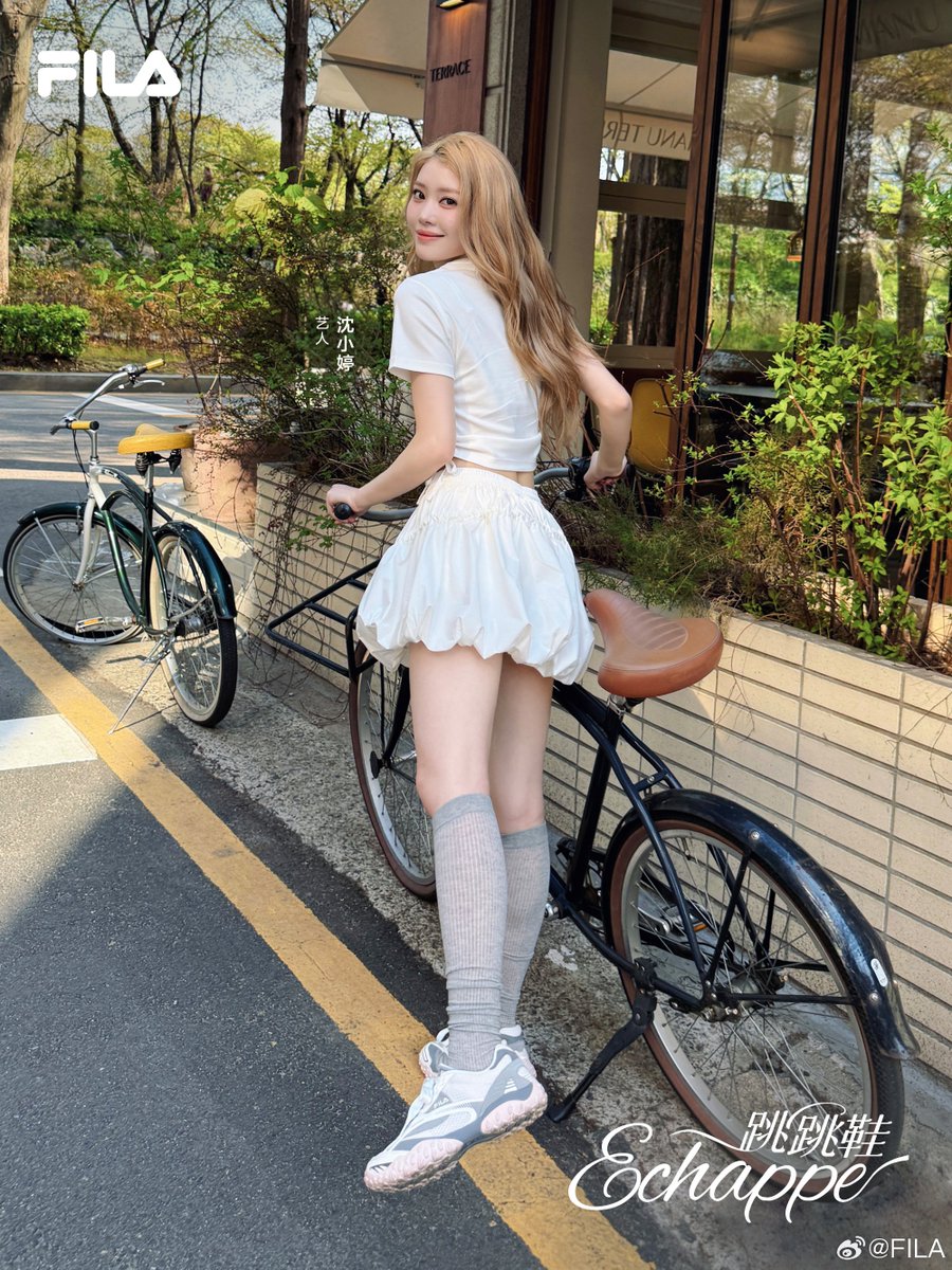 260416 FILA 웨이보 #샤오팅 😻

"用灵动步伐感知春意 💚
艺人@-沈小婷- 换上 FILA ECHAPPE「跳跳鞋」
定格明媚姿态 🔆

轻量包裹，告别沉重 🌬️
柔软脚感，细腻贴合迈步起伏 ☁️
软弹起跳，让春野在足尖自在流转🏃"