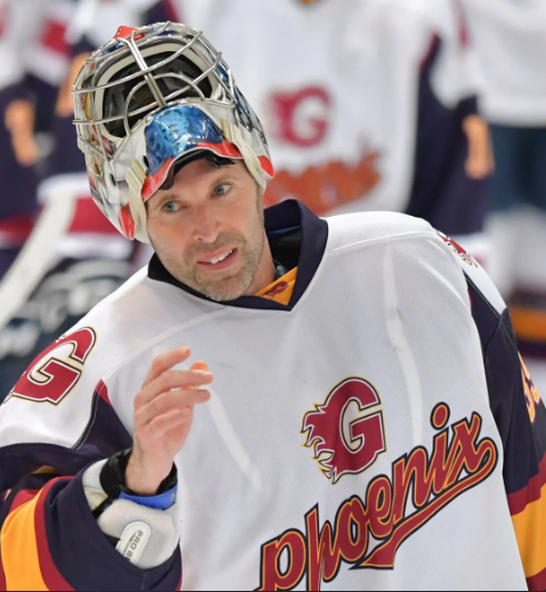 Kartik03's tweet photo. Petr Čech retired from football, then became a professional ice hockey goalkeeper. https://t.co/65TPhOyZ47