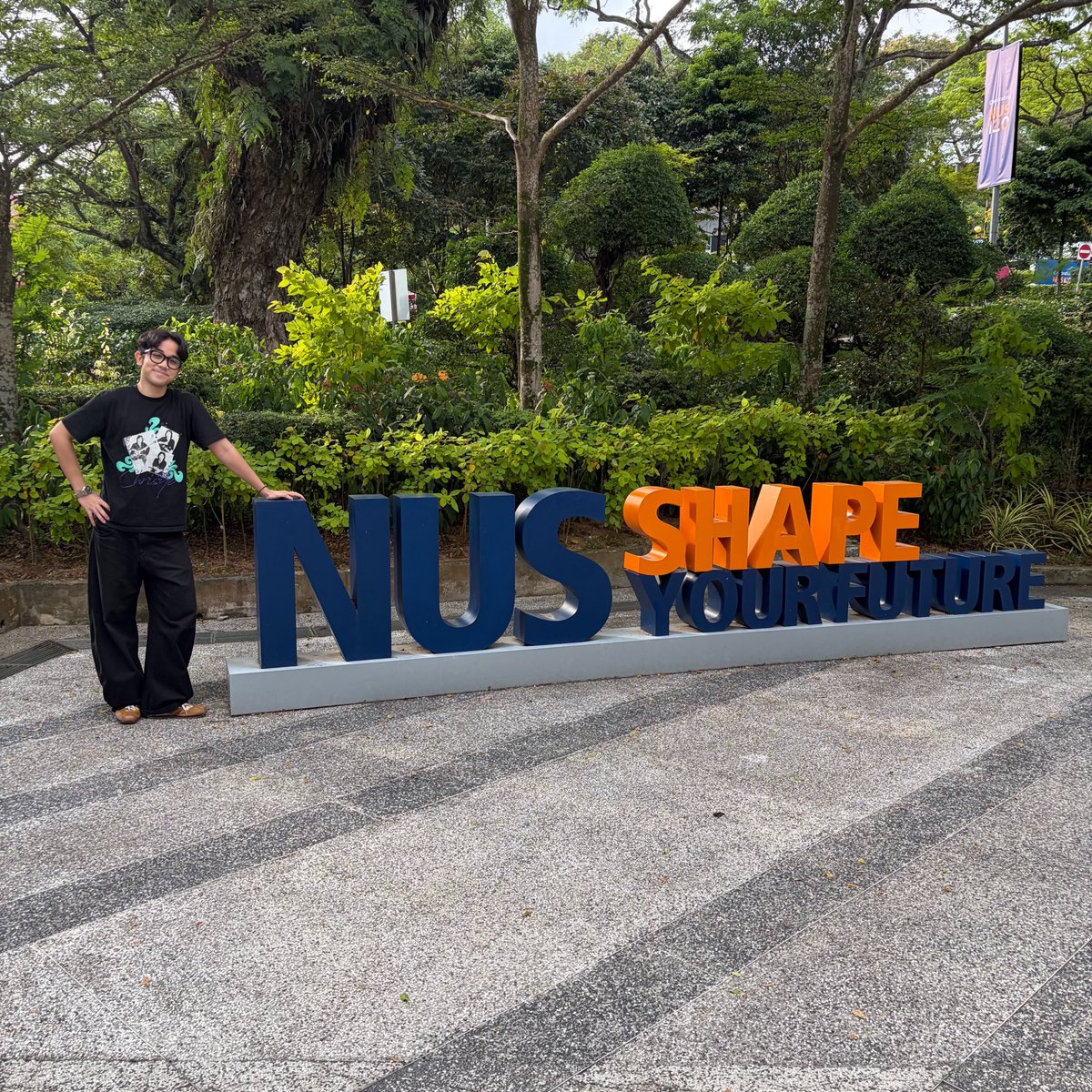 catasqtrophe's tweet photo. berhasil menamatkan the singaporean education system selama empat tahun, gue pamit dulu yah @NUSingapore https://t.co/U7SpCuR4av