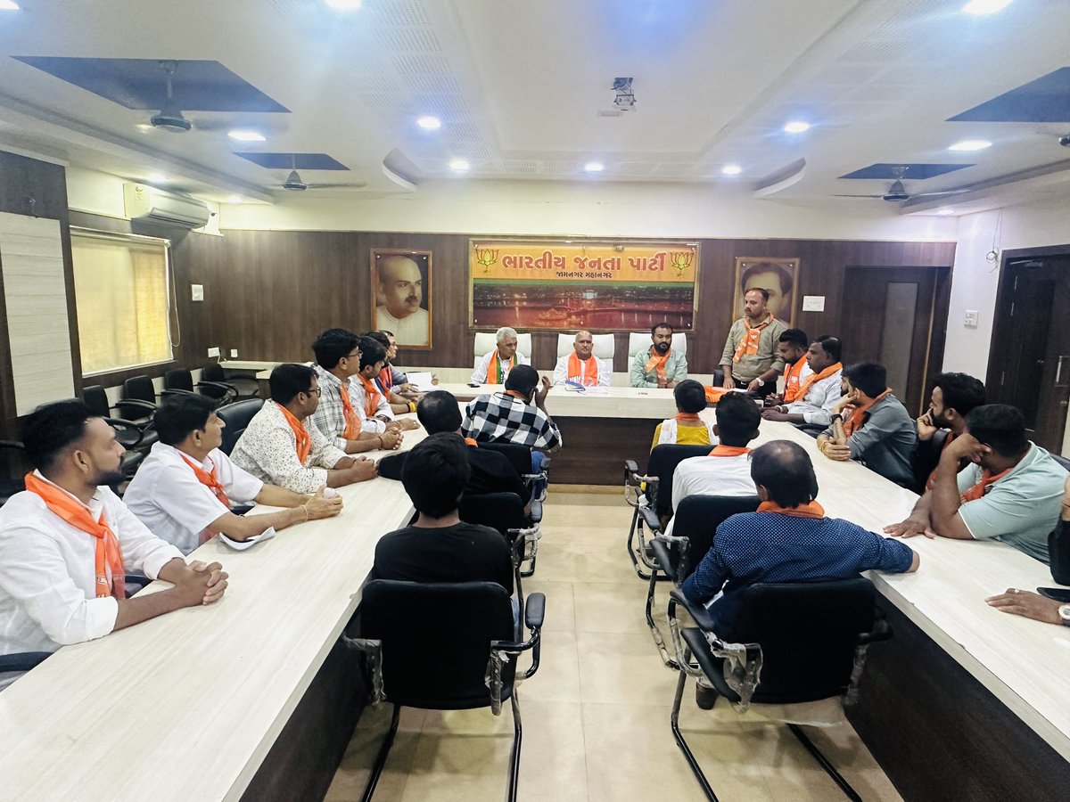 *આજરોજ બક્ષીપંચ જામનગર શહેર ખાતે પ્રદેશ માંથી સૌરાષ્ટ્ર ઝોન ઇન્ચાર્જ શ્રી ચમનભાઈ સિંધવ સહઇન્ચાર્જ તુલસીભાઇ નકુમ એ મુખ્ય ટિમ અને કારોબારી સભ્ય ને માર્ગદર્શિત કર્યા*