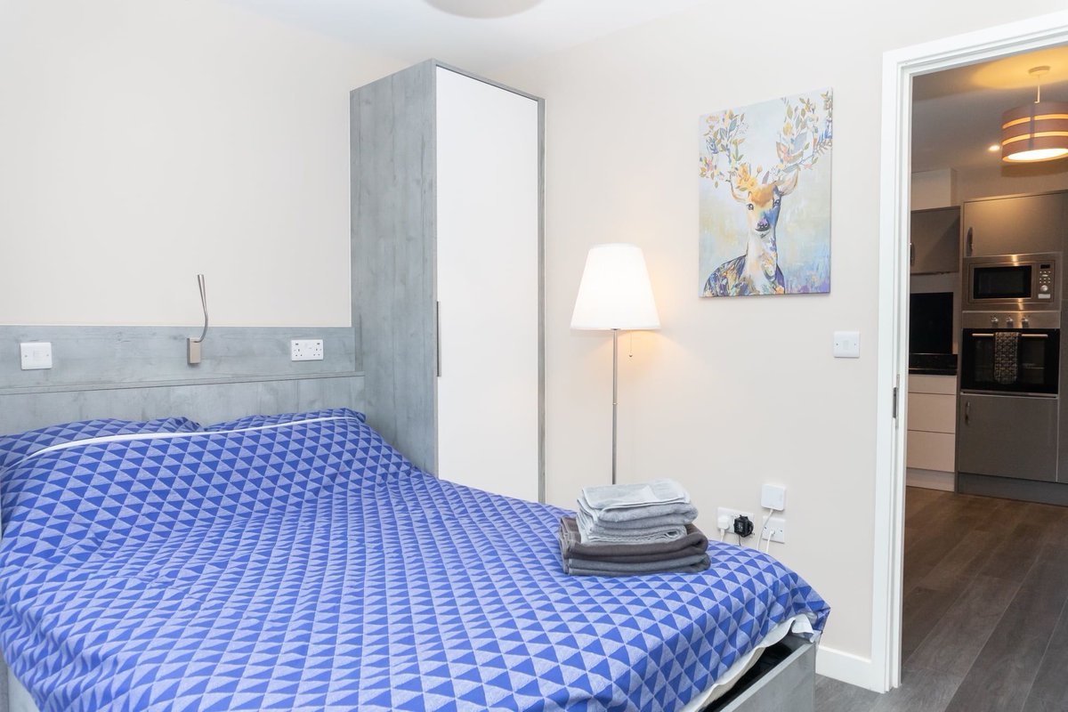 staylets1's tweet image. Make yourself at home in one of our professional #apartments when you stay with us in #Surrey 🧡

Magna House is purpose-built, with free on-site parking, contactless check-in/check-out, and complimentary high-speed WiFi to keep you connected. 

buff.ly/39ZHU9s

#StayLets