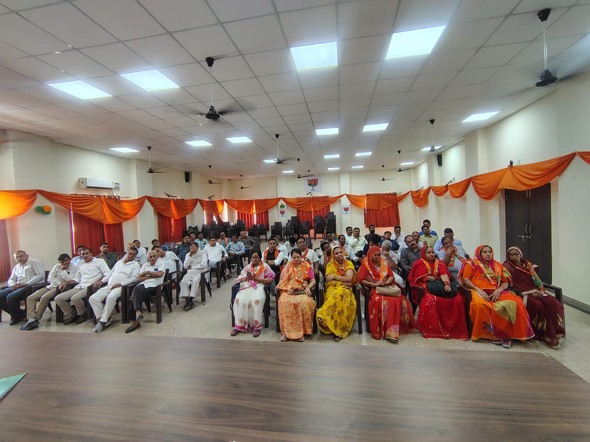 पचपदरा में 21 अप्रैल को प्रस्तावित माननीय प्रधानमंत्री श्री <a href="/narendramodi/">Narendra Modi</a> जी के आगमन एवं HPCL Rajasthan Refinery के भव्य लोकार्पण समारोह को लेकर नागौर जिले की संगठनात्मक बैठक आयोजित की गई।

बैठक को कार्यक्रम जिला प्रभारी एवं भाजपा उद्योग प्रकोष्ठ प्रदेश संयोजक श्री रघुनाथ नरेड़ी