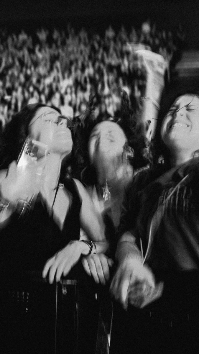 Louis Tomlinson France tweet media