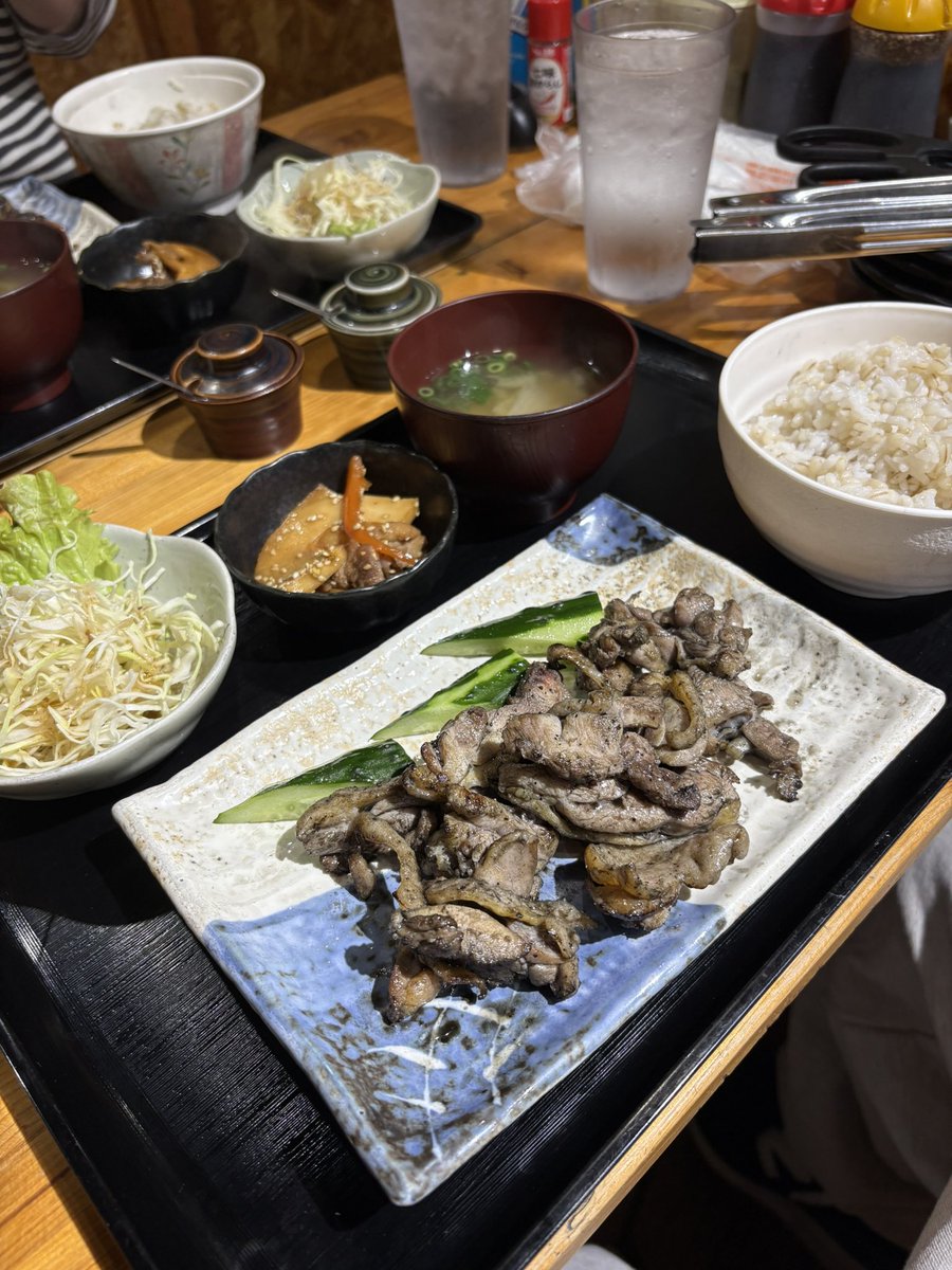 おかわり購入したダブルニースウェットパンツと親鶏炭火焼き定食。

-----

キャスケット:CPH575
アウター:WAIPER.inc 米軍 1940's U.S.NAVY M-43 デニムショールカラージャケット MADE OF”KAIHARA DENIM” VINTAGE WASH【WP1038U】
インナー:goodwear