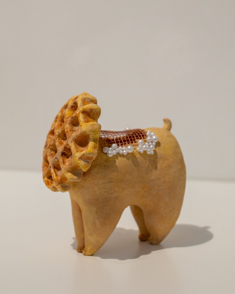 reijinsha_g's tweet photo. 🧇企画展『FOOD -おいしいを創る-』出展アーティストを紹介します。

haruhi

haruhiが創り出す人形は、食べ物に命が宿ったかのような存在です。可愛らしさと儚さが同居する、不思議な魅力をぜひ会場でお確かめください。

🔗https://t.co/b1v8MUYilB

#現代アート
#立体造形
#人形
#ドール https://t.co/AoRS9M8h3z