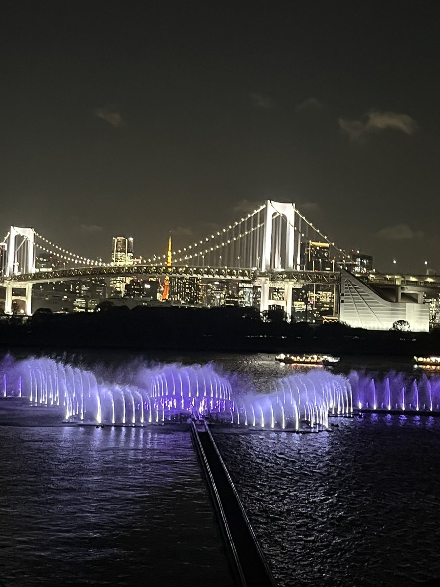 uedareiko's tweet photo. 拡散希望‼️【驚愕のクオリティお台場大噴水⛲️】
経済港湾委員会での公式視察でやってきました！「東京アクアシンフォニー」
安全対策費9千万
清掃・補修費3.9千万
水道料金1.5千万
電気料金７百万
演出プログラム1.6千万
水質・環境調査3.3千万
➡️集計すると維持費毎年2億・1日54万円😱
小池知事知事が弁明する
経済波及効果98億
年間三千万人動員(毎日8万人←コミケの半分)があるとはとても思えない上に
本日風で高射噴水中止なことを差し引いても、どうですかかのクオリティ😑
見てみたら案外素晴らしかったりするのか、これから見せ場があるのか？！という淡い想定は見事に��っ飛び
都民の大批判のもと税金使う意味なかったことが確定
コストと質に疑問大噴水なお姐でありました。
将来に渡るコスト負担も考えず子どもにツケを回す小池都政とトコトン闘い続けます🔥