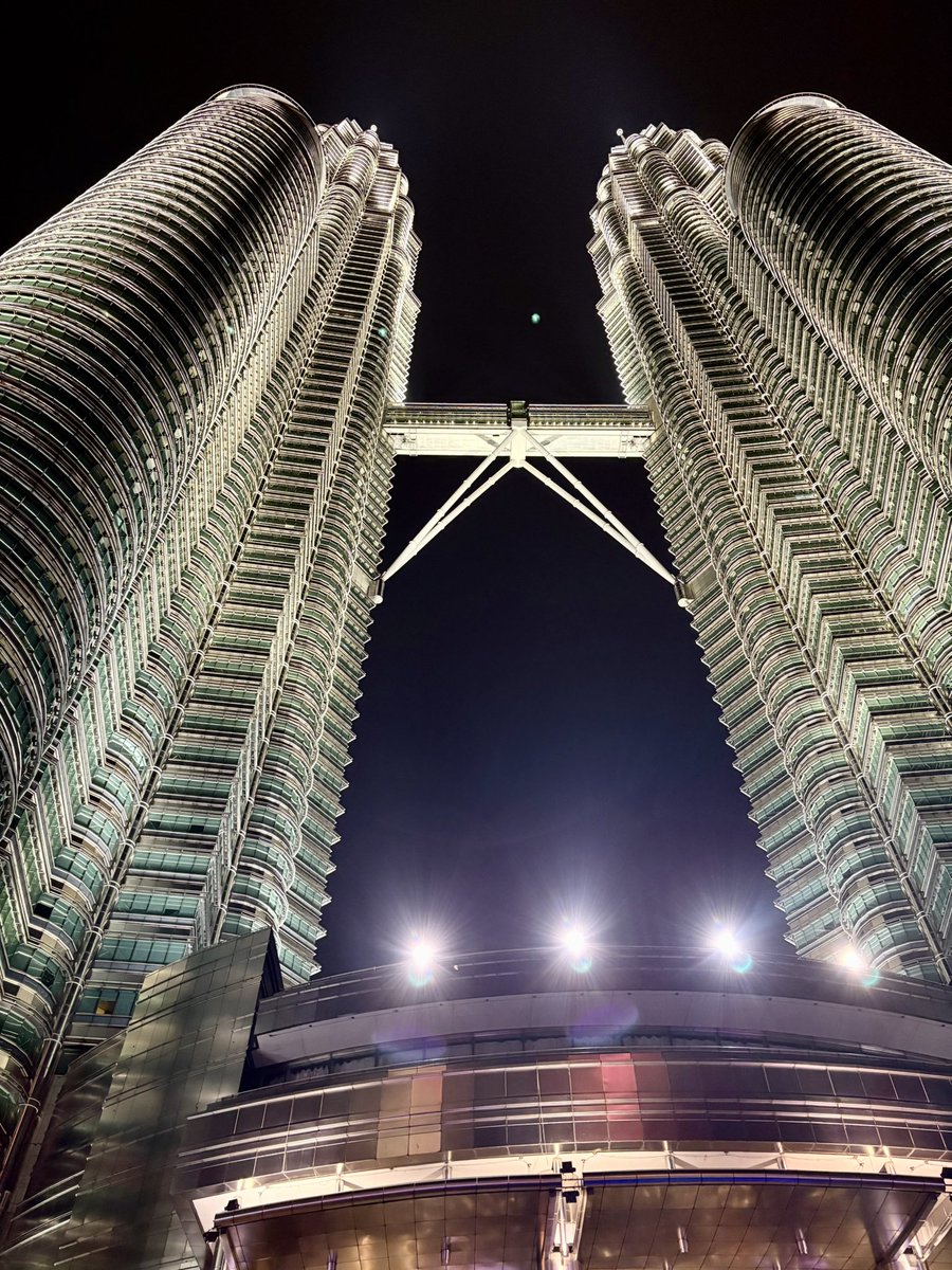 Porkchop_EXP's tweet photo. There are very few examples of high rise architecture that withstood the test of time quite like the Petronas Towers. 

Majestic in both day- and night-time, the building shines like a silver jewel. The architecture is so out of this world it is beyond architectural trends and time - still looking as impressive as 30 years ago.

Designed by Argentinian architect Cesar Pelli.