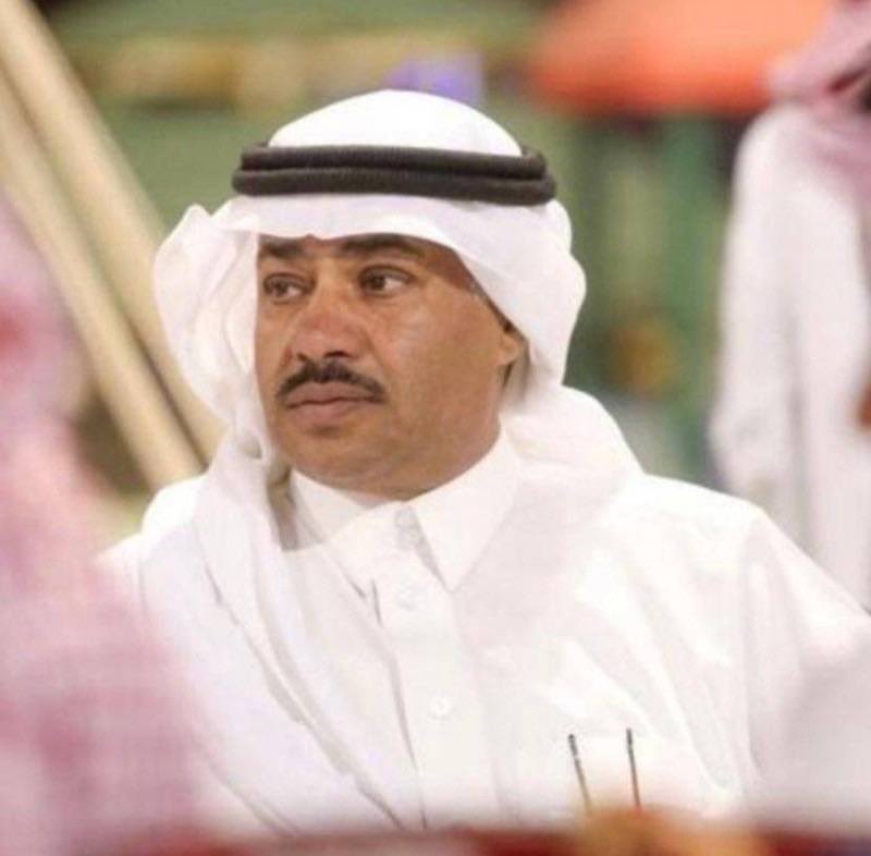 وفاء لمسيرته الصحفية.. دعوة لتكريم الإعلامي عبدالخالق بن ناصر الغامدي

هكذا ظل اسمه حاضرًا وبارزًا في صحيفة عكاظ لعقود طويلة؛ عمل مراسلًا ثم مديرًا لمكتبها، حتى غيّبه المرض وانتقل إلى رحمة الله إثر معاناة مع مرض القلب، رحمه الله رحمةً واسعة.
كان – رحمه الله – صادقًا أولًا مع